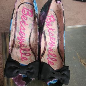 Betsy Johnson Betsyville floral peep toe platforms 6m